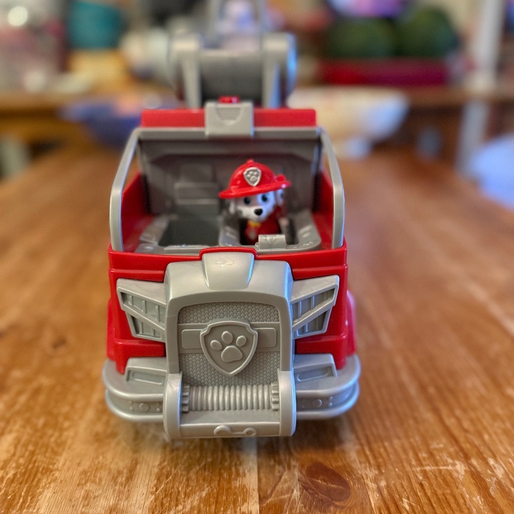 Paw Patrol Ultimate Rescue Marshall Fire Truck 03 w/ Lights, Sounds & Ladder - Picture 2 of 5